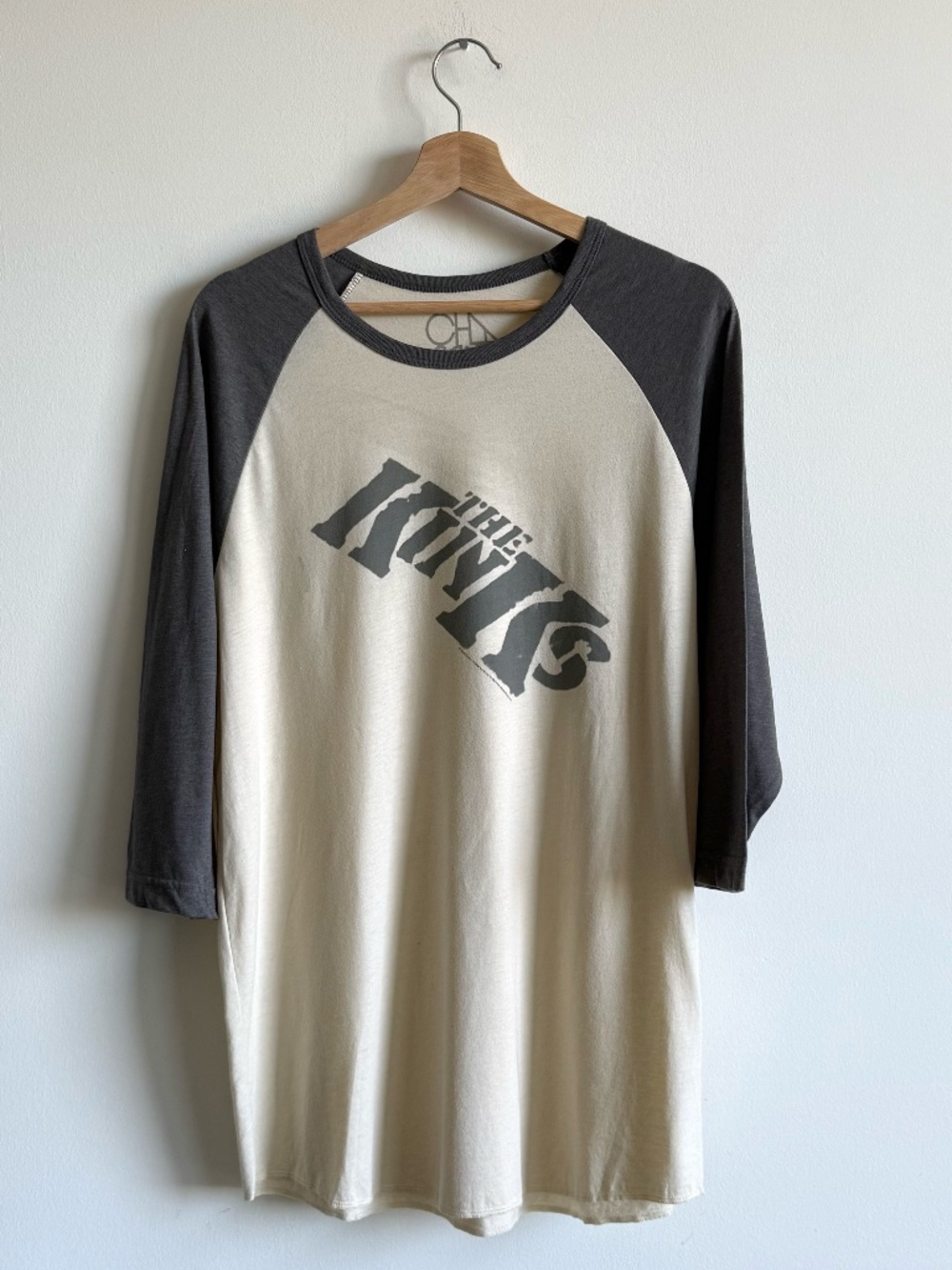The Kinks distressed logo baseball sleeves mens t-shirt NWOT